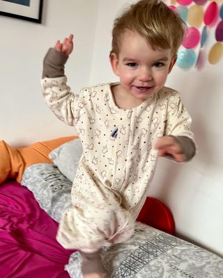 ✨ Když je spací pytel tak pohodlný, že se v něm dá i skákat po posteli! ✨ Náš malý model dnes ukazuje, že merino spací...