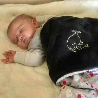 🐳 Když miminko spinká, svět se na chvíli zastaví… A naše zateplená šedá dětská deka s motivem rybiček vytvoří miminku to...