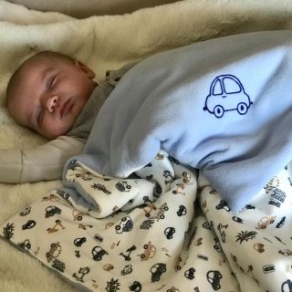 💙 Klidný spánek je to nejkrásnější, co můžete miminku dopřát. A naše zateplená světle modrá dětská deka se smetanovou...