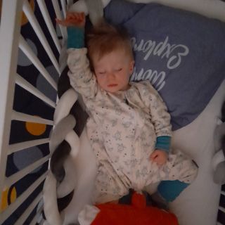 😴💚 Když spíte tak dobře, že vás neprobudí ani vlastní roztomilost. Malí spáči v našem merino spacím pytli s rukávy usínají...