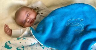 🐬💤 Když miminko spinká tak sladce, až máte chuť se přitulit taky. Naše dětská deka Aqua Delfín spojuje heboučký wellsoft a...